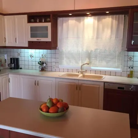 Immaculate 3-bed House In Σπίτι διακοπών *