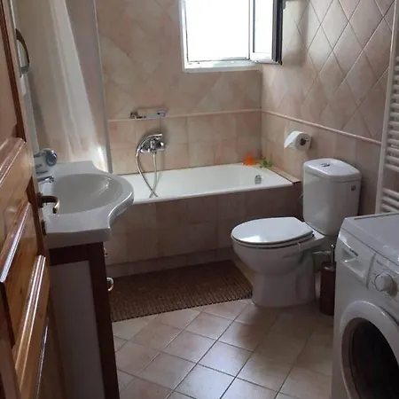 Immaculate 3-bed House In 埃尔米奥尼